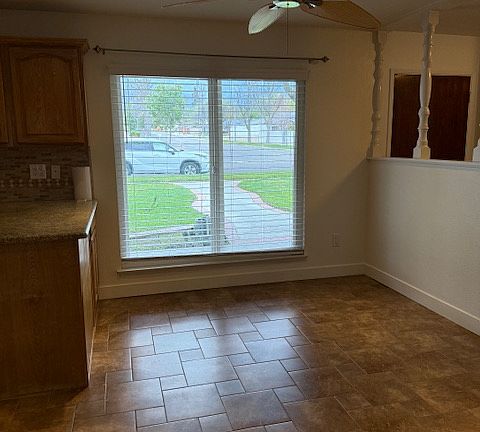 4th image of 284 E Merrimac Ct