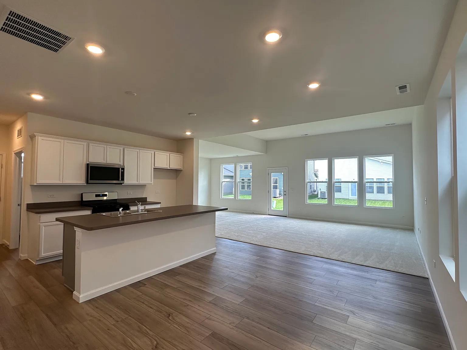 3 bed, 2.5 bath, 2104 sqft, $3,700 — Photo 3