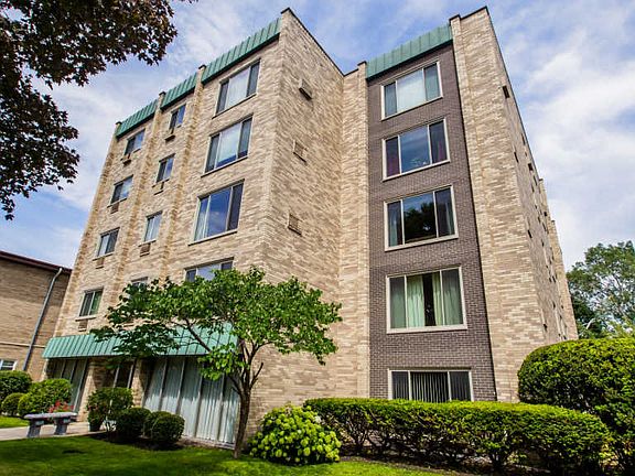 2nd image of 224 S Oak Park Ave APT 5D