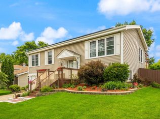 237 Windsor Dr, Bolingbrook, IL