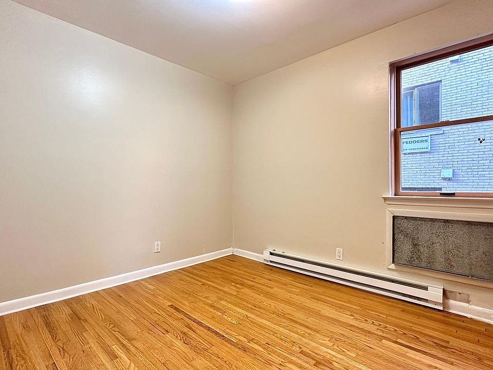 1st image of 121 Dahlgren Pl APT 3