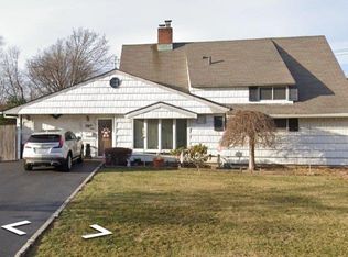 367 Blacksmith Rd W, Levittown, NY 11756