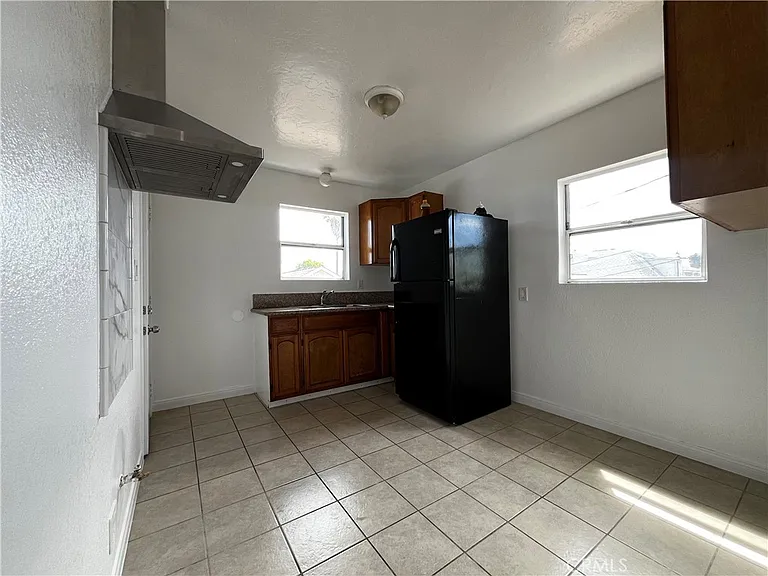 7215 S Van Ness Ave — Photo 6