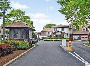 63 Cambridge Dr W #63, Copiague, NY 11726