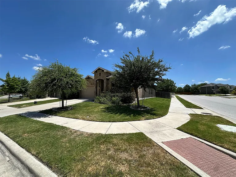 1919 Mexia Dr — Photo 2