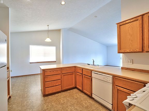 3rd image of 6693 SE Borwick St
