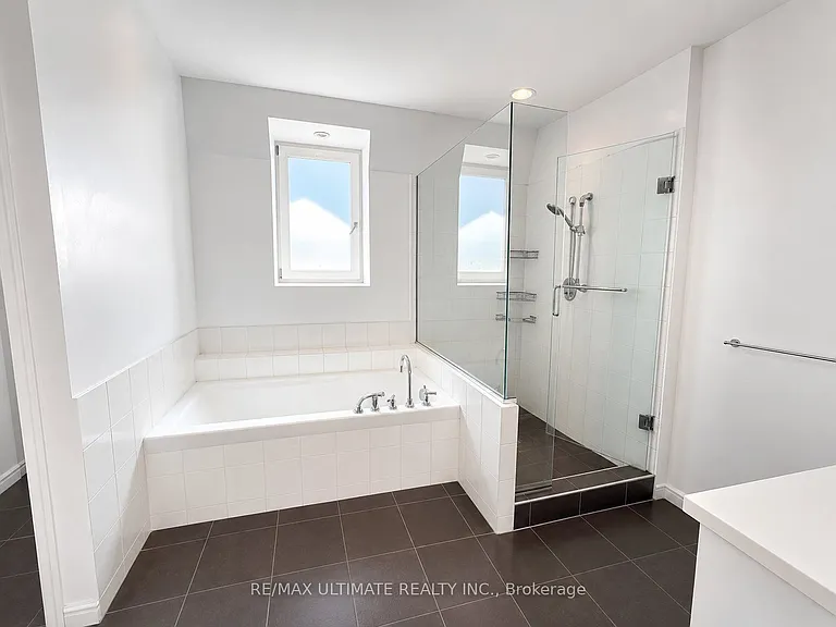 702 Queen St W #2 — Photo 9