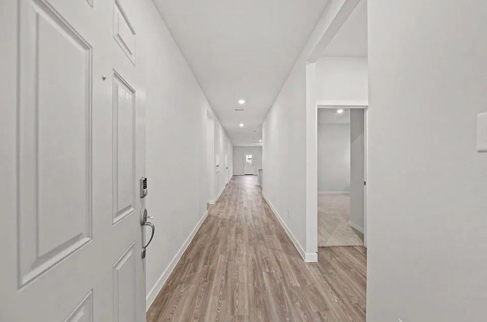 4 bed, 3.0 bath, 2012 sqft, $2,100 — Photo 2