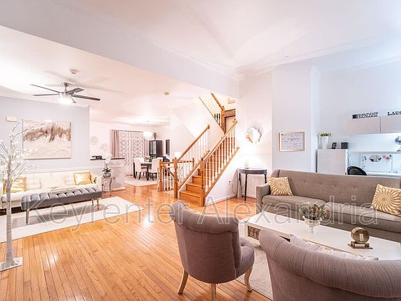 3rd image of 425 Clayton La