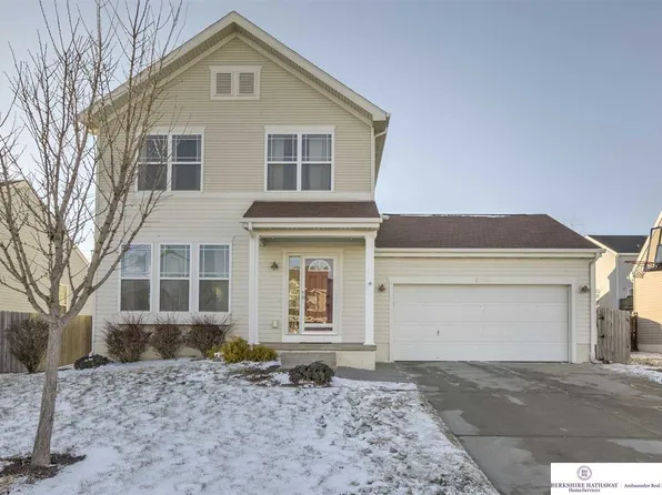 2416 S River Rock Dr, Papillion, NE 68046