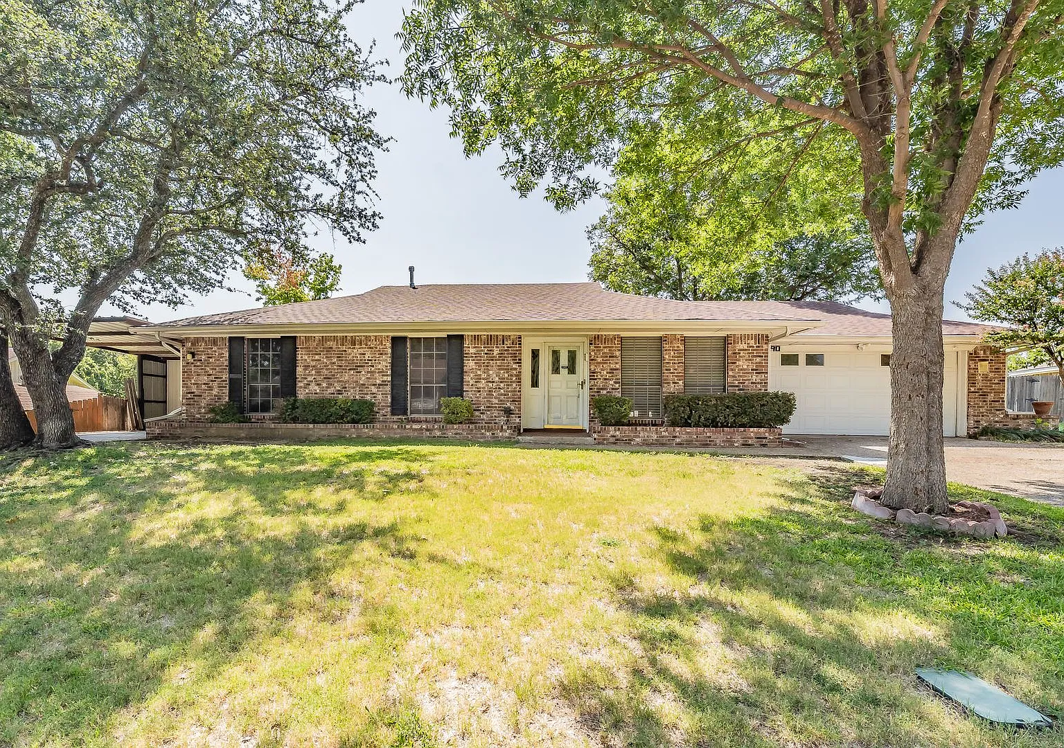 Welcome to this beautifully updated 4 bedroom single story home nestled in West Fort Worth! — Photo 2
