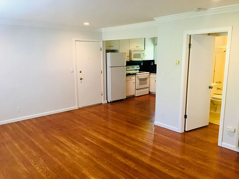 573 Lytton Avenue — Photo 2
