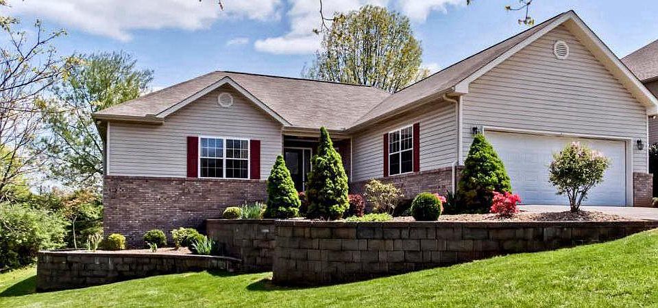 Beautiful and well maintained 4 Bdrm and 3 Bth Tellico Villa