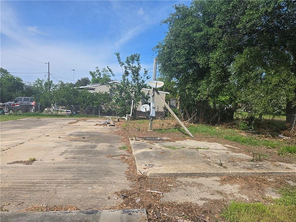 2nd image of 119 E Collins Dr
