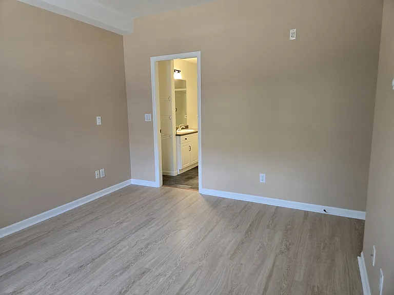 550 Lorne St #104 — Photo 21