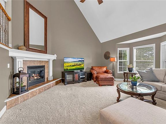 4th image of 401 NE Woodpark Ln