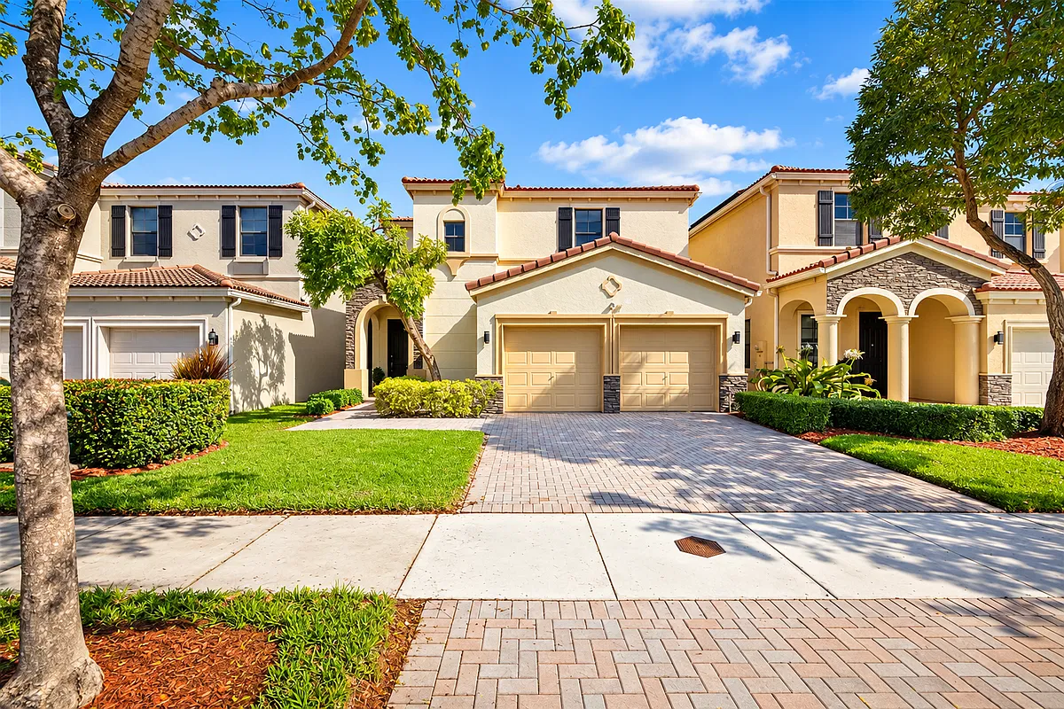 4 bed, 2.5 bath, 2361 sqft, $4,600 — Photo 1