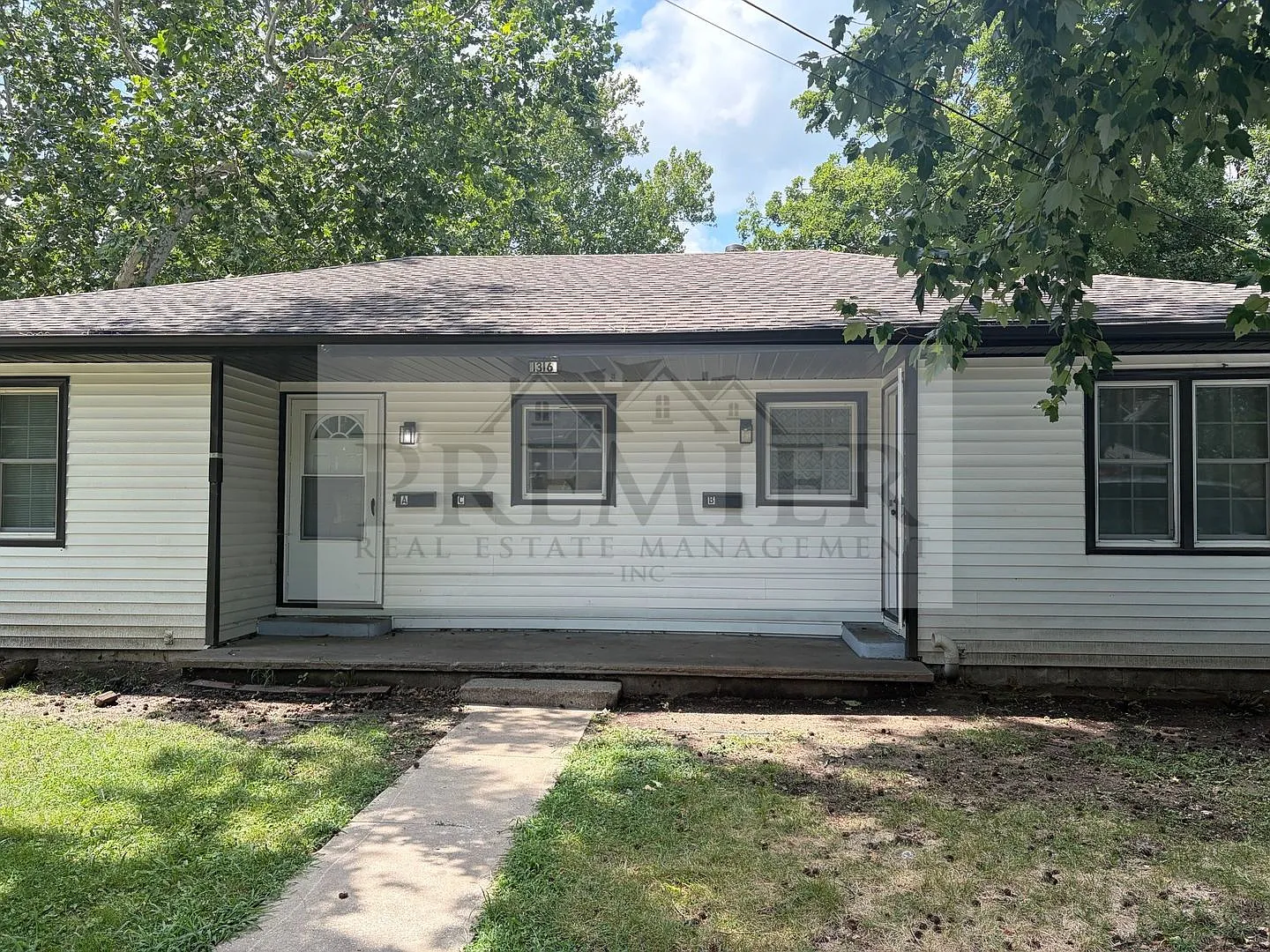 1316 N Main St unit A, Independence MO 64050// Ranch Style Duplex// 2 Beds 1 bath// Rent: $1099 D... — Photo 2