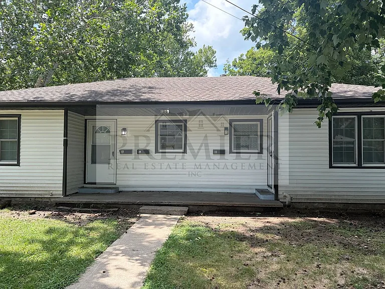 1316 N Main St unit A, Independence MO 64050// Ranch Style Duplex// 2 Beds 1 bath// Rent: $1200 D... — Photo 2