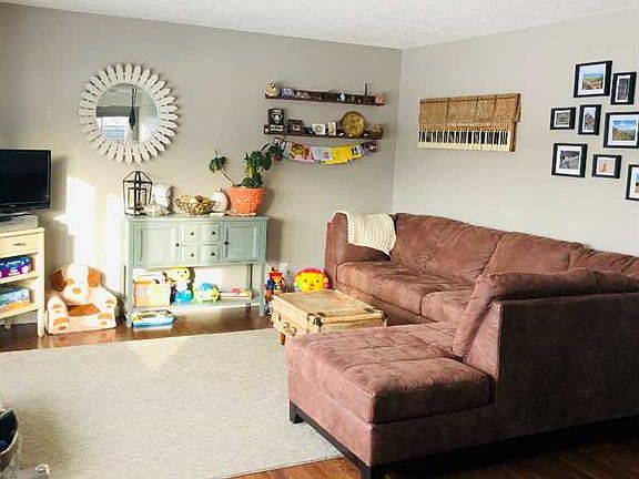 5th image of 8621 W 100th St