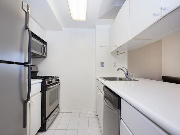 5th image of 1 Irving Pl APT U21c