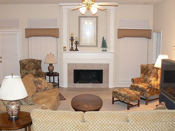 Huge Family Room w/fireplace