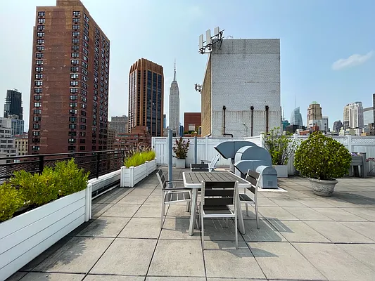 Rented by Coldwell Banker Warburg | media 11