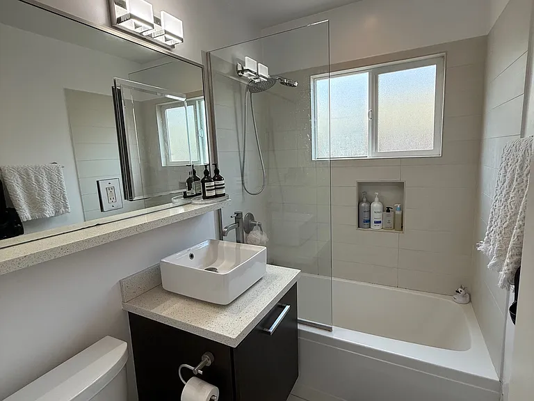 Bathroom with a tub/shower and glass enclosure