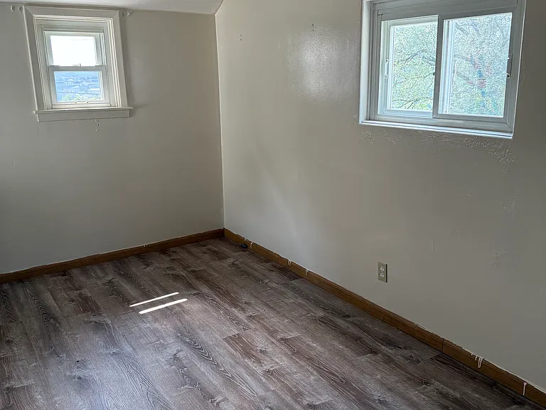 805 Railroad St — Photo 9