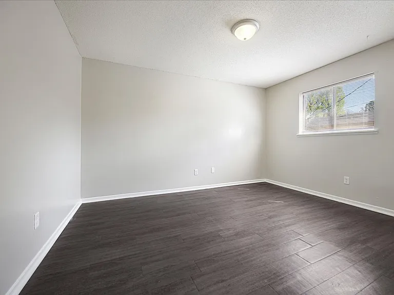 Holmes Pointe Apartments — Photo 24