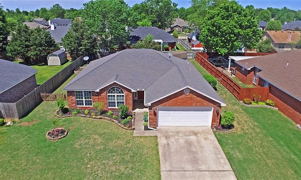 Large lot in Cambridge Park Subdivision. This beautiful home is like new! Make this YOUR new home!