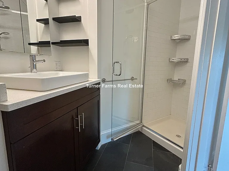 185 Davis Ave — Photo 9