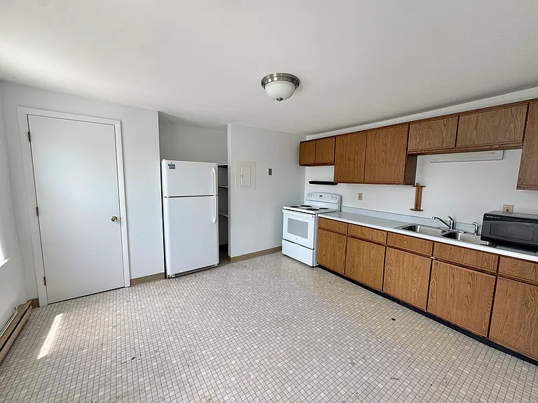 90 Franklin St #4 — Photo 6