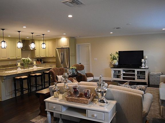 3rd image of 3950 Fontainebleau Dr