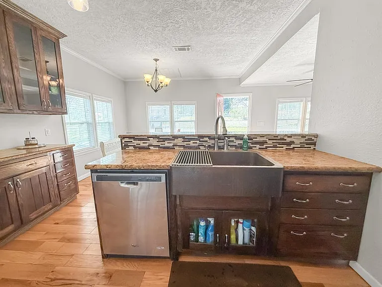 303 Knapp St — Photo 8