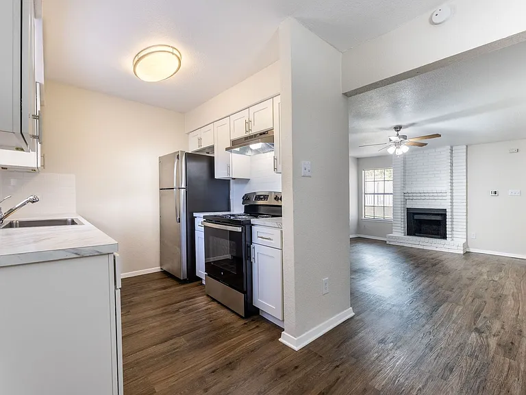 210 W Lake Dr — Photo 5