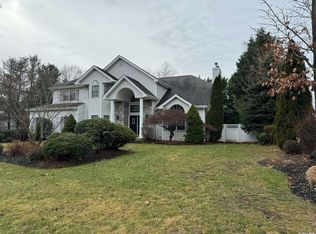 8 Park View Lane, Lake Grove, NY