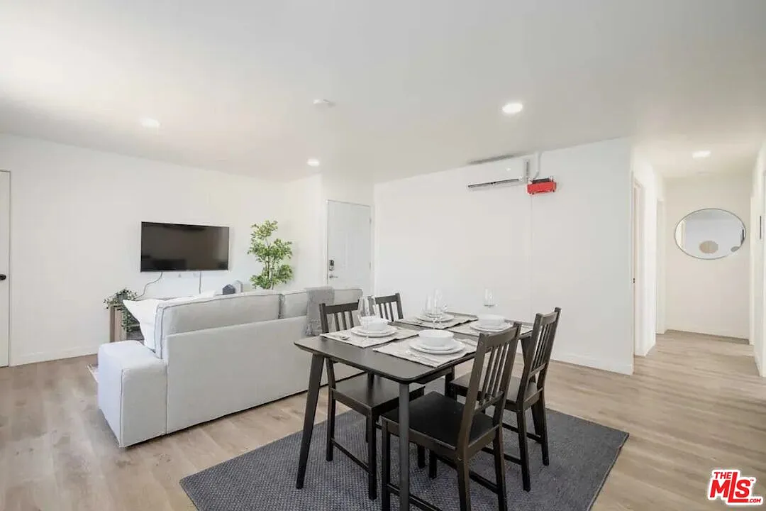 3 bed, 1.0 bath, 1028 sqft, $3,600 — Photo 4