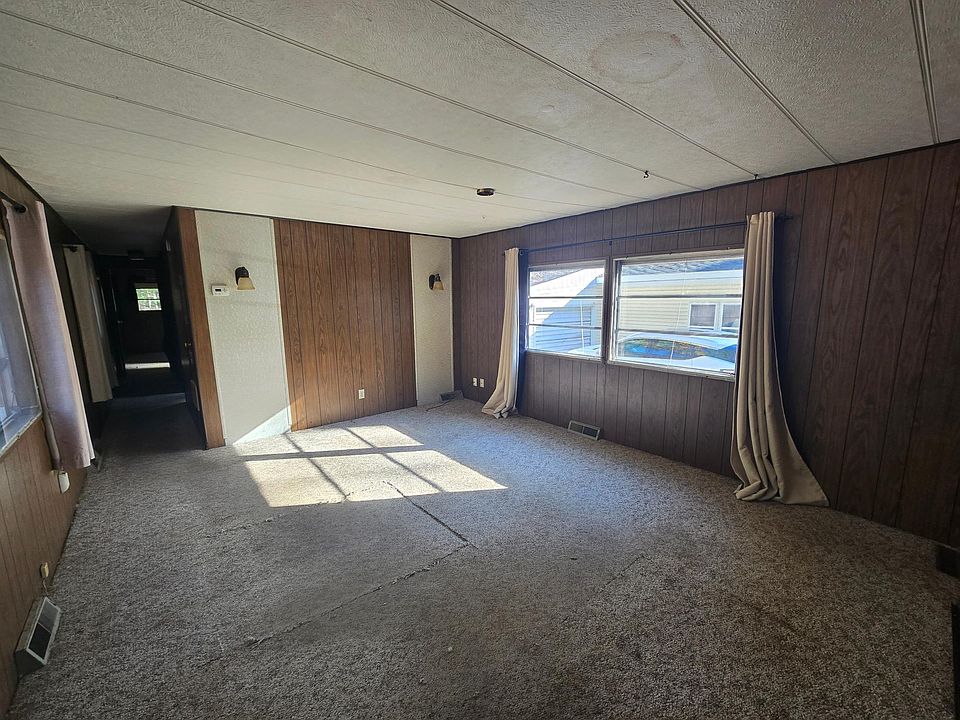 7th image of 934 Spruce Ln #12