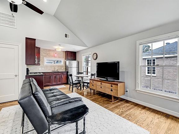 3rd image of 1621 Columbia St #1