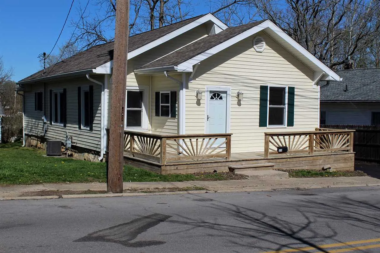 1319 R St photo 1
