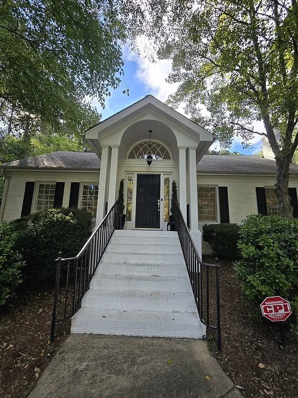 3 bed, 3.0 bath, 2479 sqft, $2,995 — Photo 2