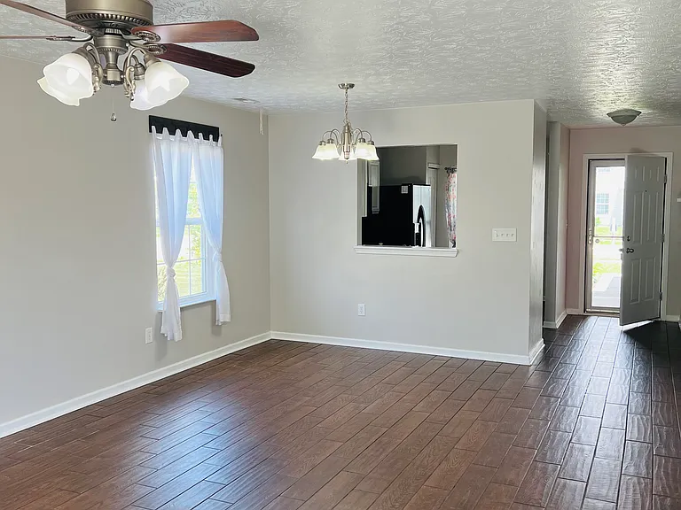 2201 Schoolmarm Dr — Photo 8
