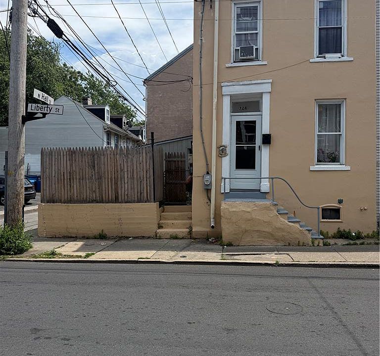 1st image of 728 W Liberty St