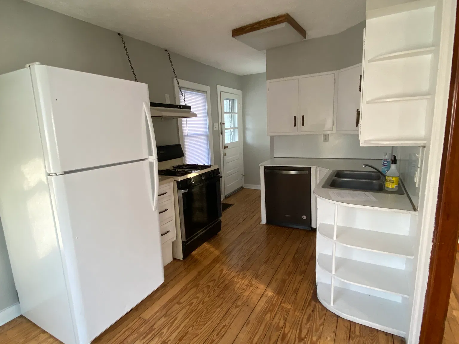 3 bed, 1100 sqft, $1,600 — Photo 4