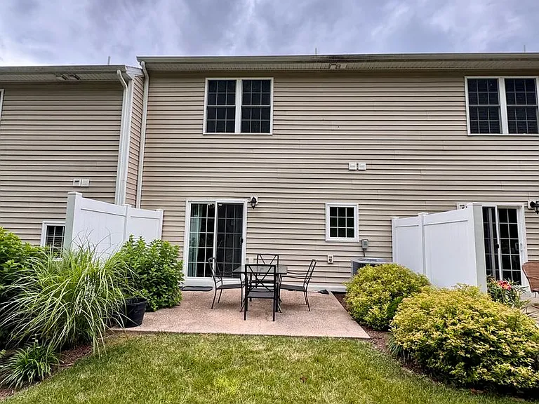573 Spring Oaks Dr — Photo 3