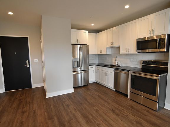 5th image of 3829 N Broadway St #505