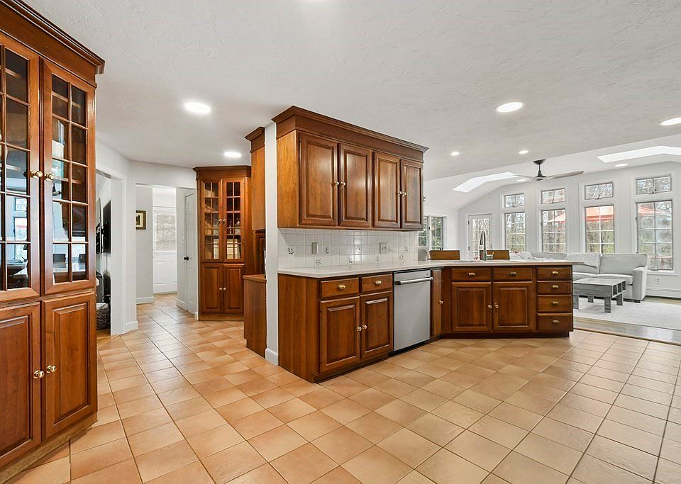 31 Vaillencourt Dr, Framingham, MA 01701 Zillow