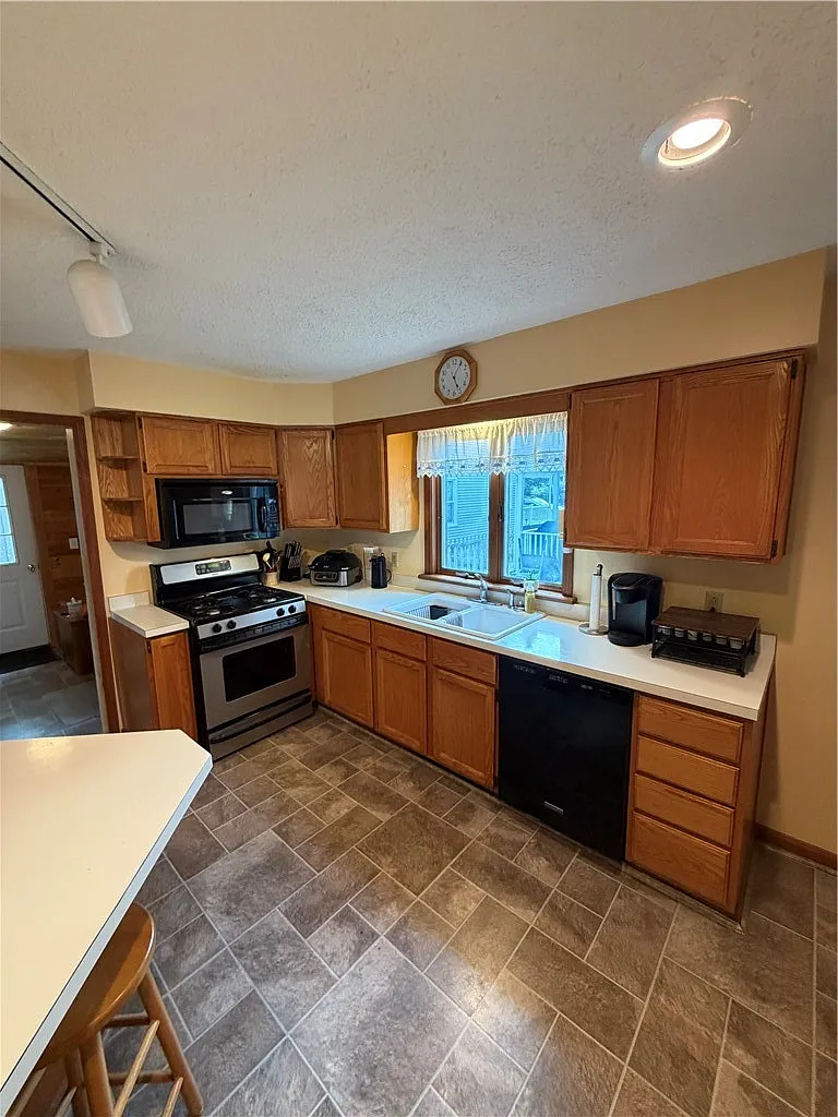 3 bed, 1.5 bath, 1754 sqft, $2,000 — Photo 3
