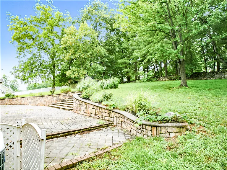 111 Launchris Dr — Photo 16